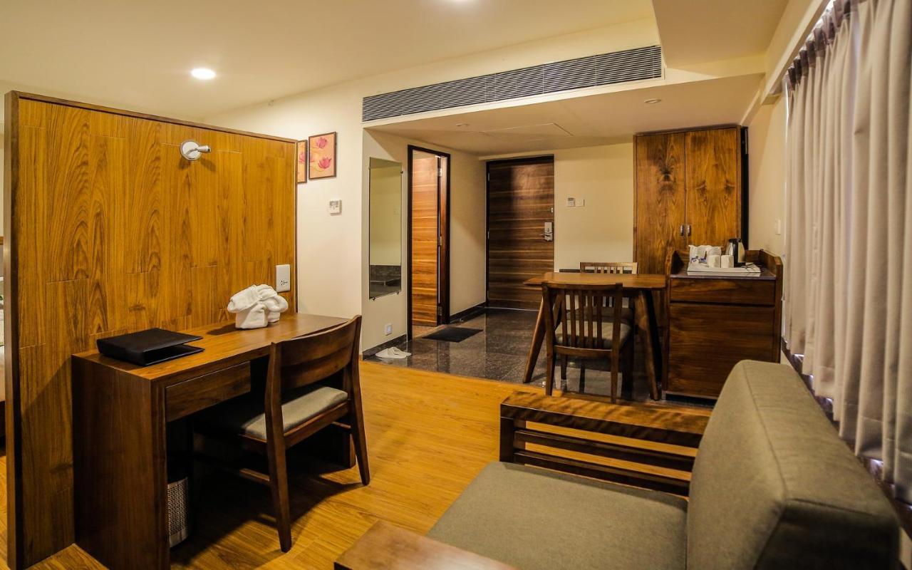 Hotel The Basil Park Bhavnagar Esterno foto