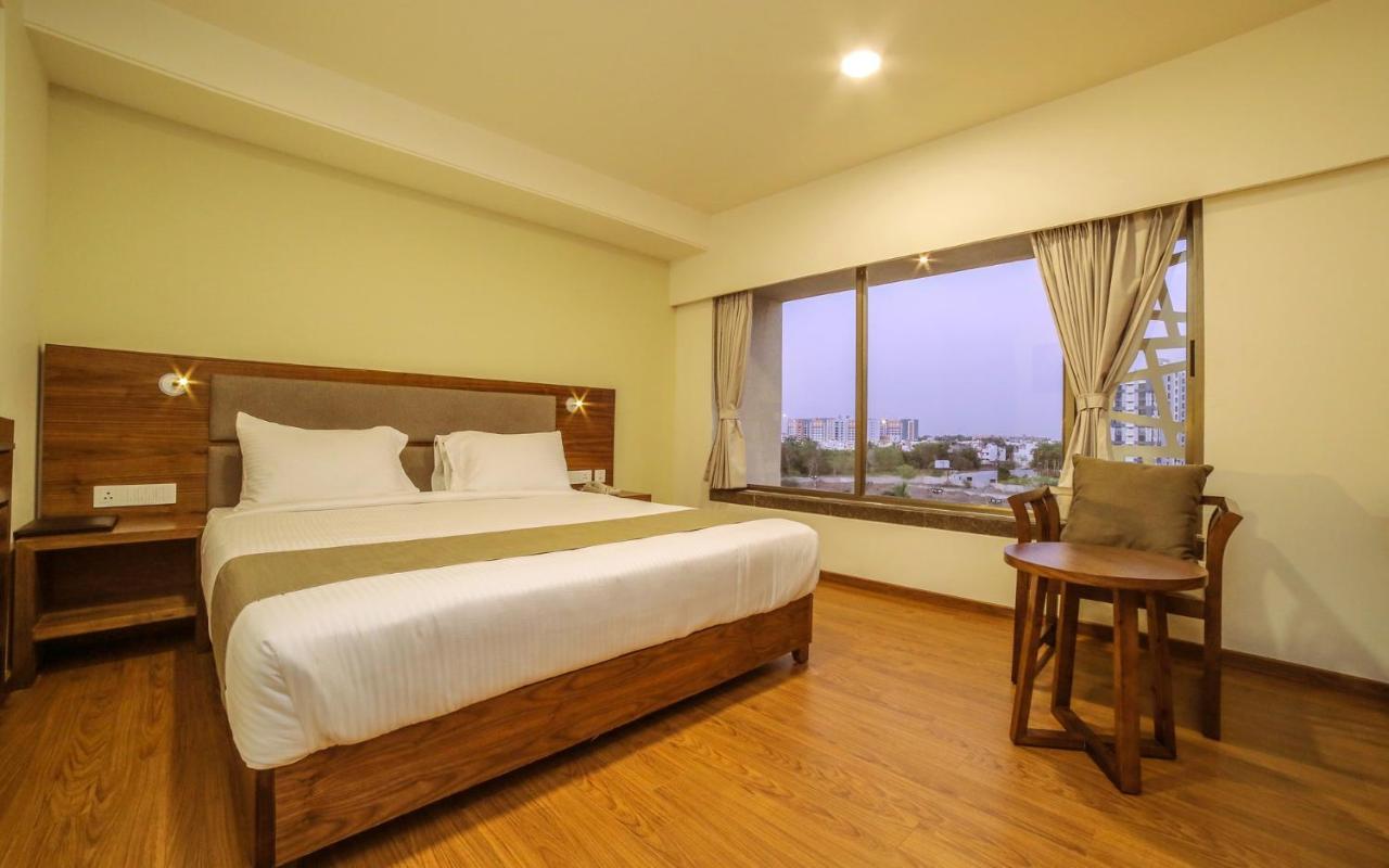 Hotel The Basil Park Bhavnagar Esterno foto