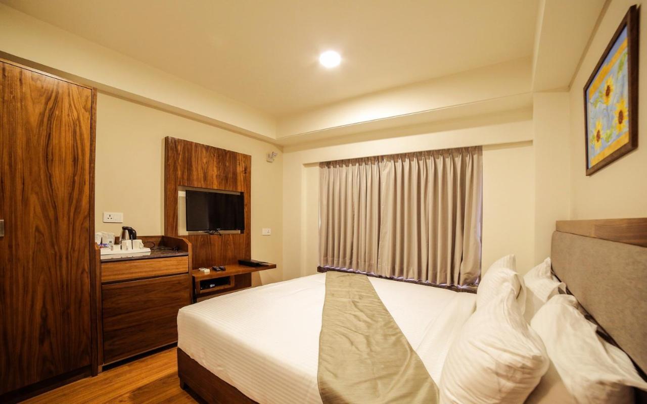 Hotel The Basil Park Bhavnagar Esterno foto