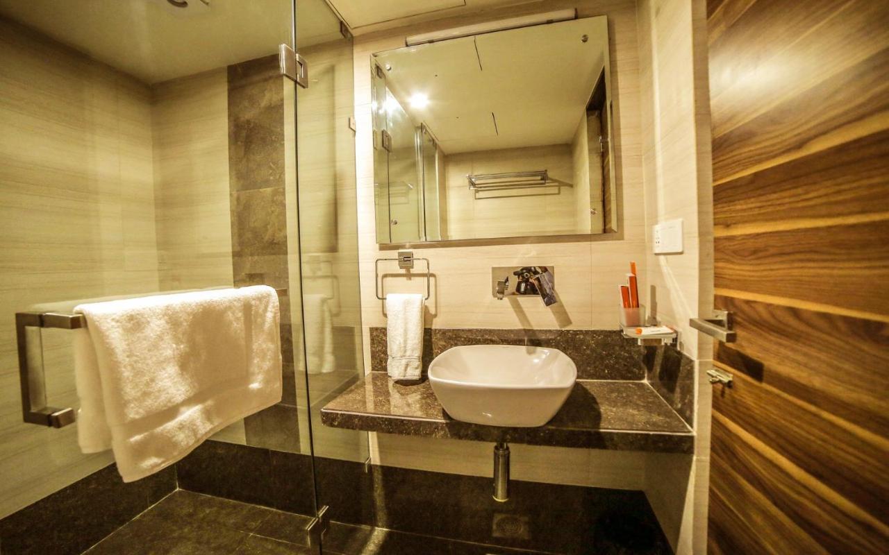 Hotel The Basil Park Bhavnagar Esterno foto
