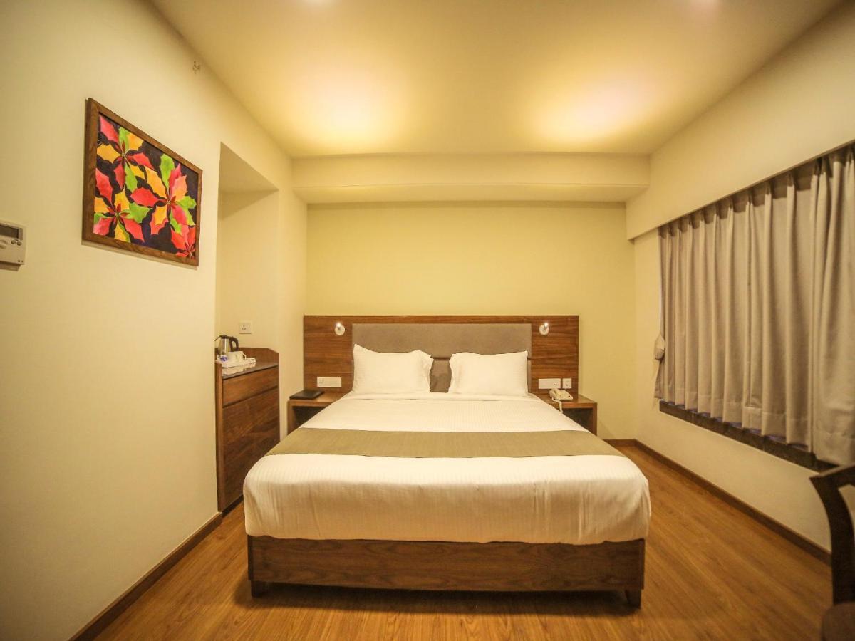 Hotel The Basil Park Bhavnagar Esterno foto