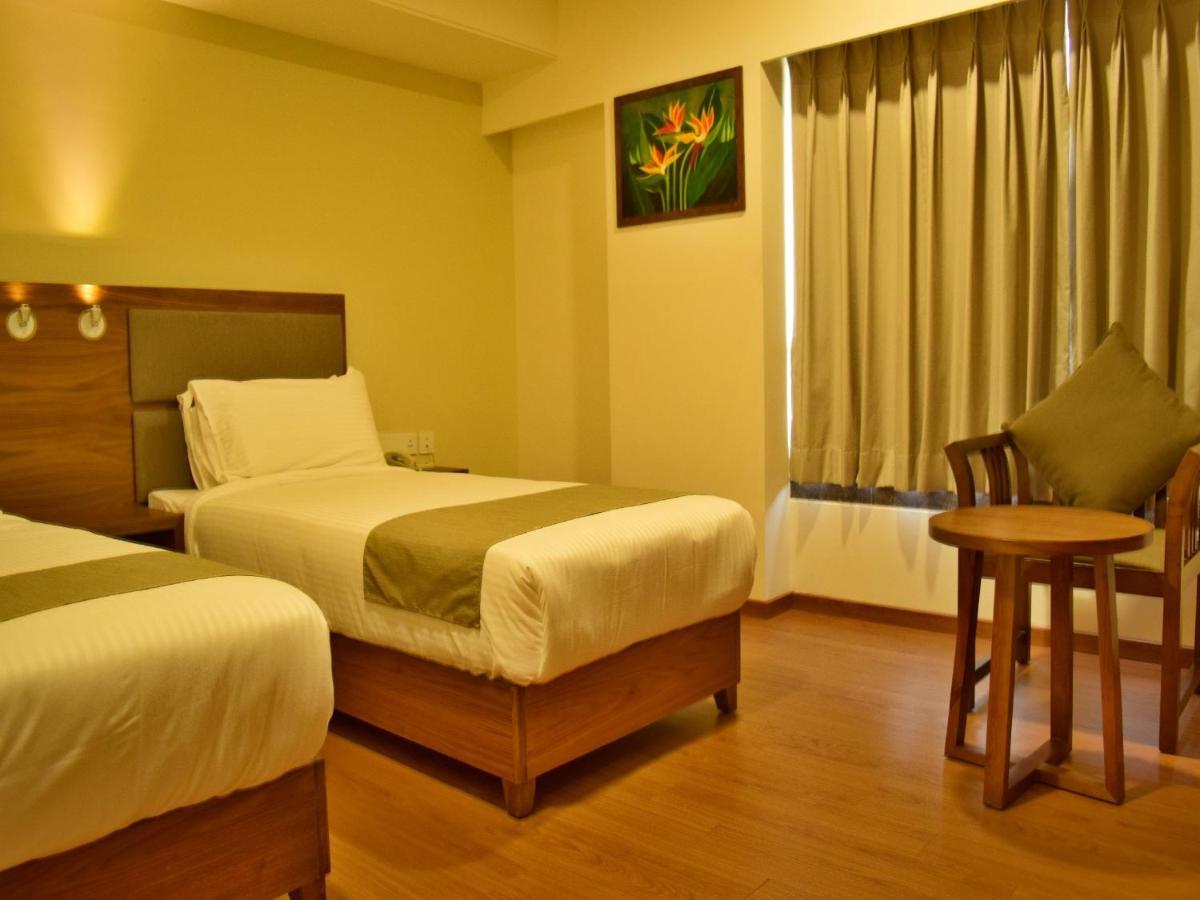 Hotel The Basil Park Bhavnagar Esterno foto