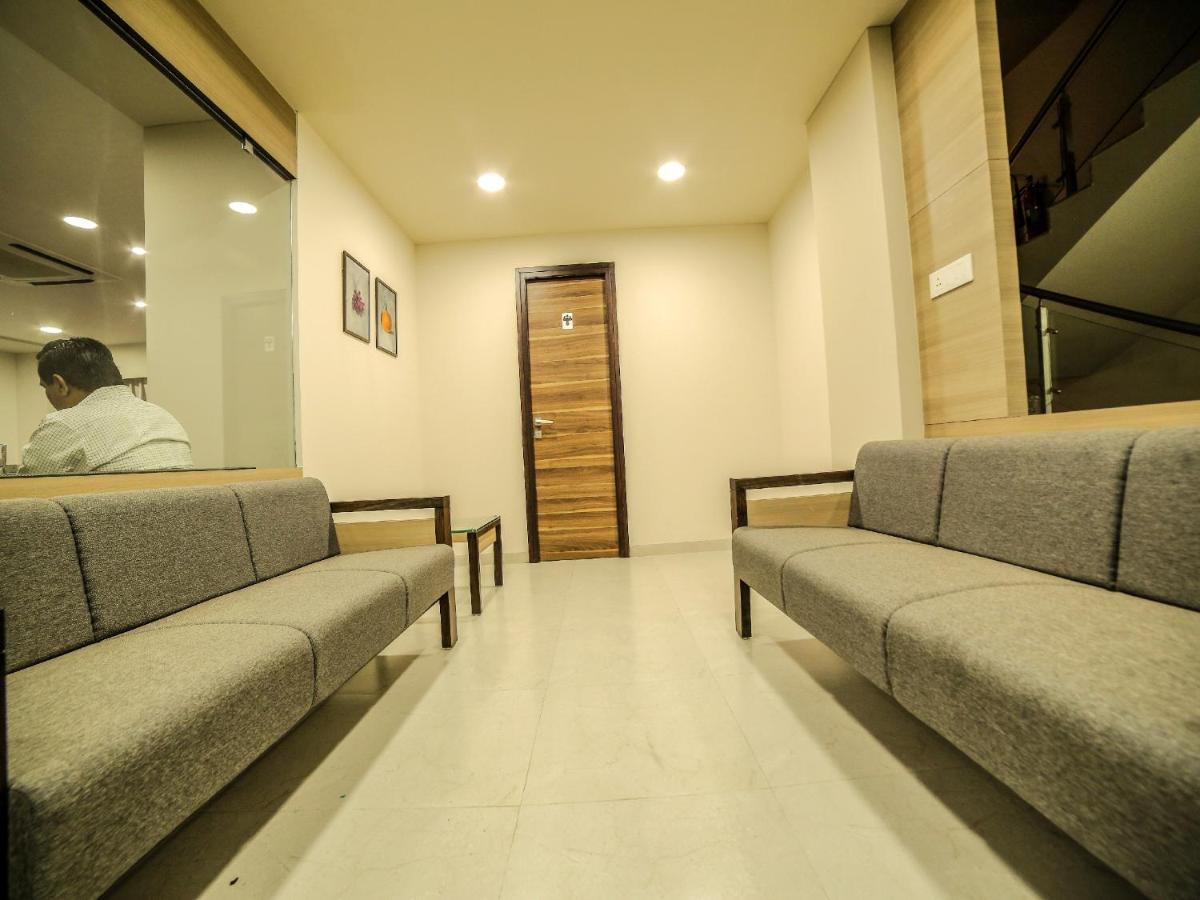 Hotel The Basil Park Bhavnagar Esterno foto