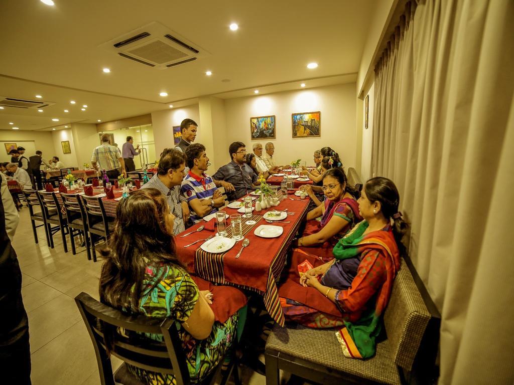 Hotel The Basil Park Bhavnagar Esterno foto