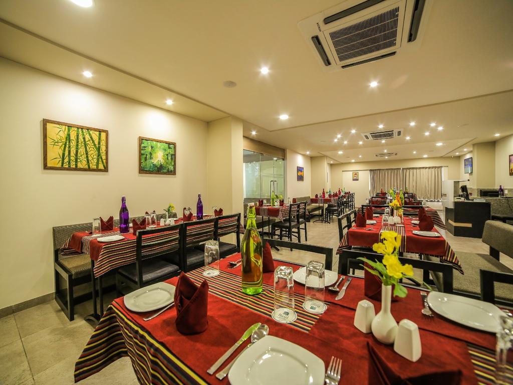 Hotel The Basil Park Bhavnagar Esterno foto