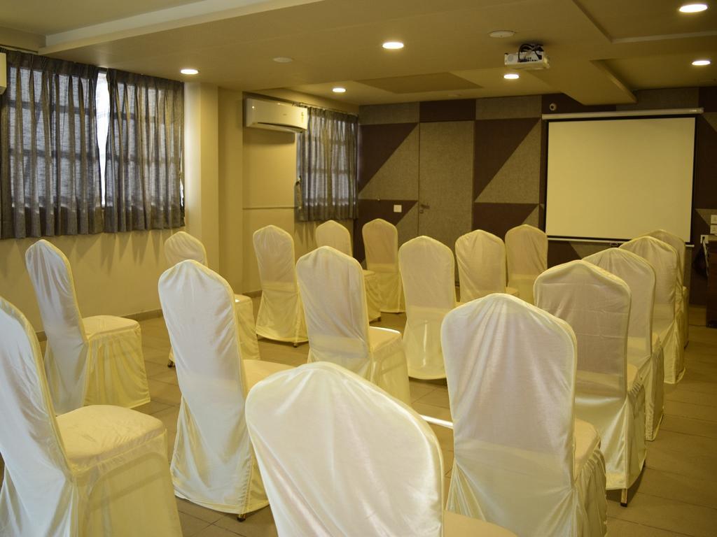Hotel The Basil Park Bhavnagar Esterno foto