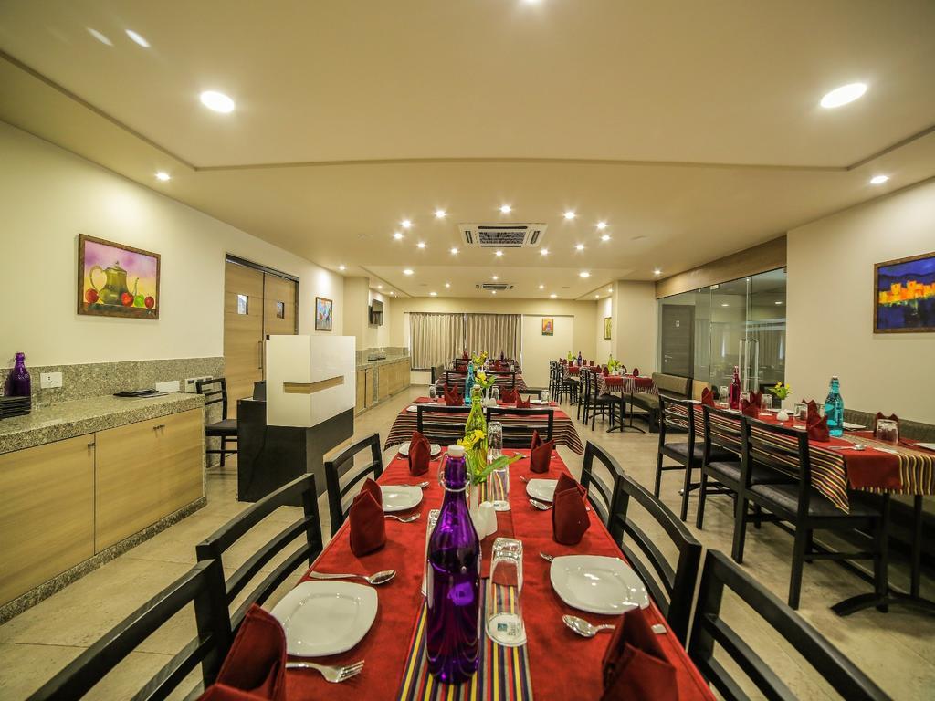 Hotel The Basil Park Bhavnagar Esterno foto
