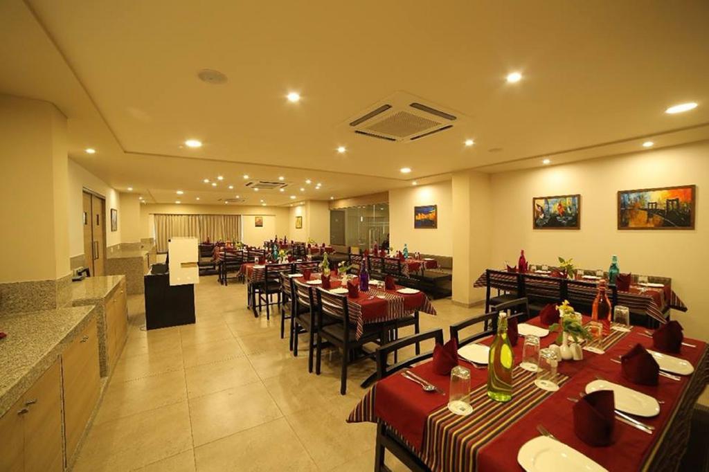 Hotel The Basil Park Bhavnagar Esterno foto