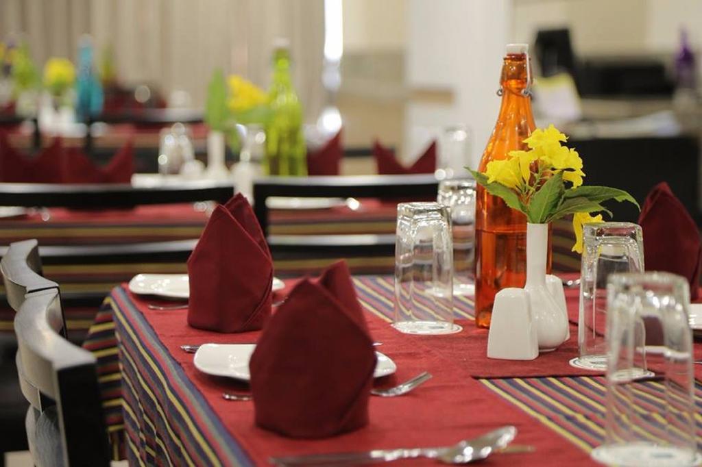 Hotel The Basil Park Bhavnagar Esterno foto