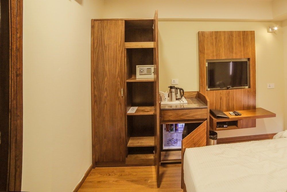 Hotel The Basil Park Bhavnagar Esterno foto