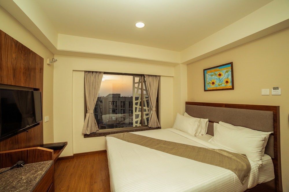 Hotel The Basil Park Bhavnagar Esterno foto