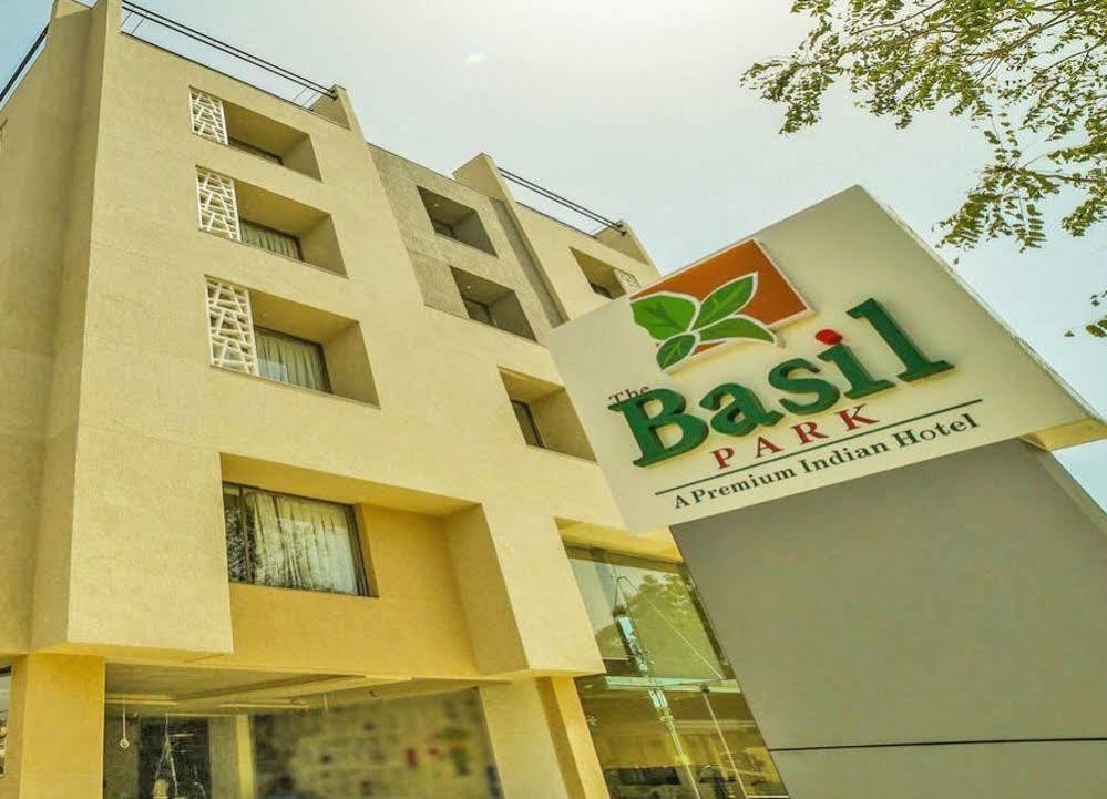 Hotel The Basil Park Bhavnagar Esterno foto