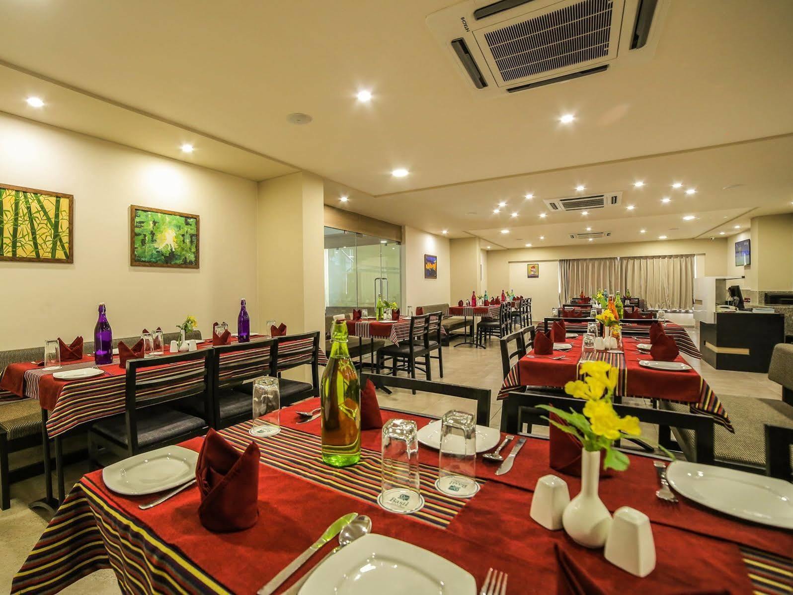 Hotel The Basil Park Bhavnagar Esterno foto