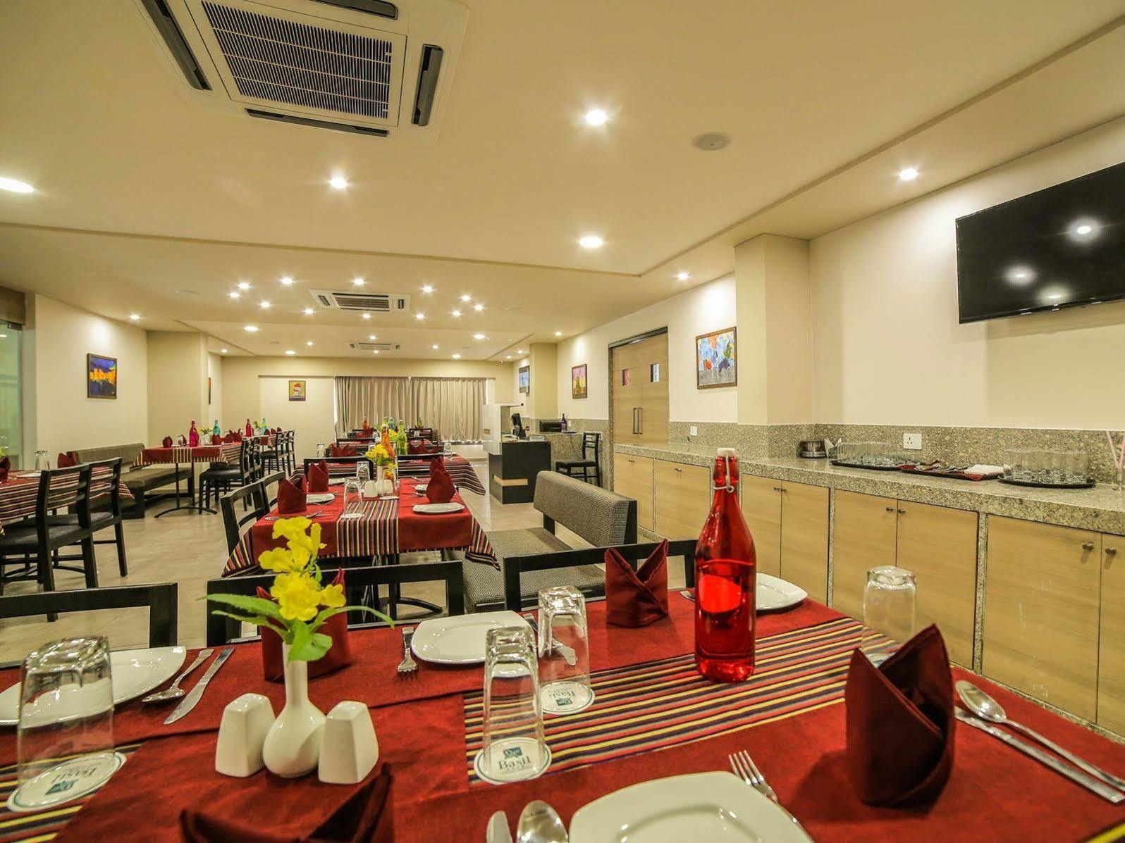 Hotel The Basil Park Bhavnagar Esterno foto