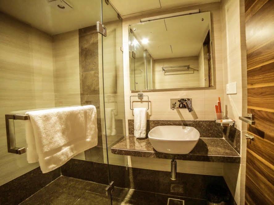 Hotel The Basil Park Bhavnagar Esterno foto