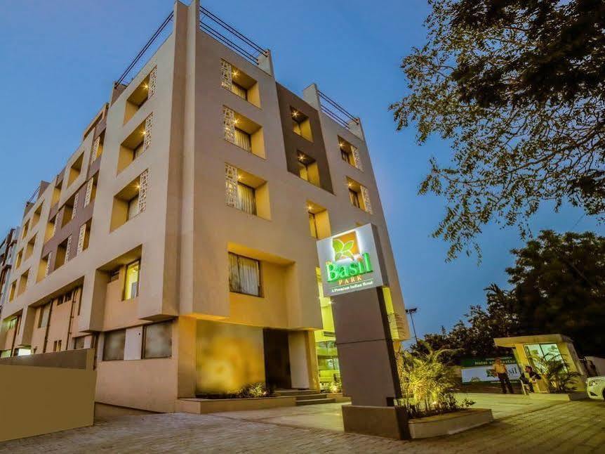 Hotel The Basil Park Bhavnagar Esterno foto